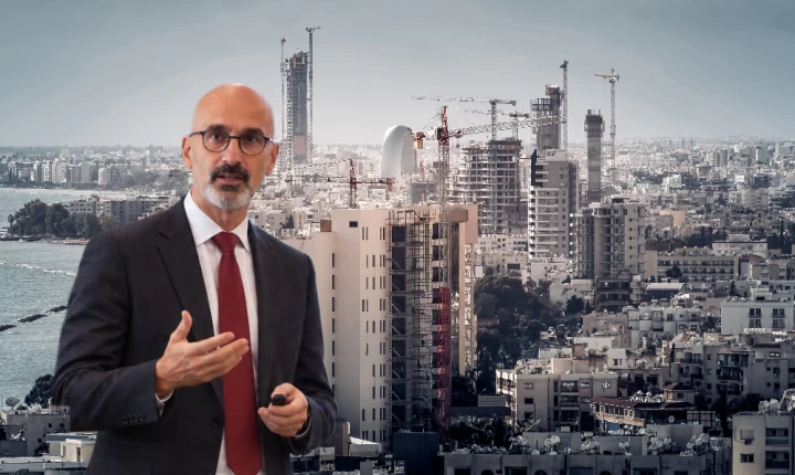 Στεγαστικό: «Δεν αρκεί να κτίζουμε περισσότερο» – «Πρέπει να αποσυνδέσουμε τη μόνιμη διαμονή από την αγορά ακινήτου»